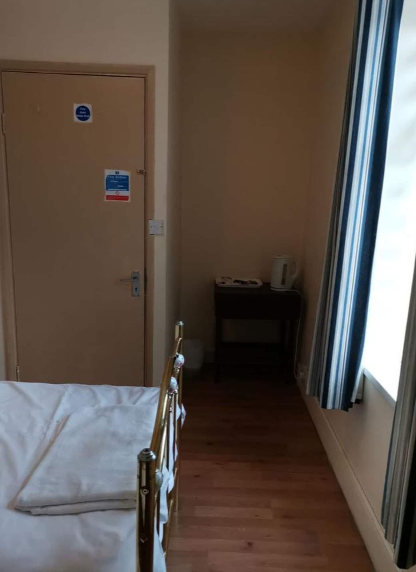 Swan Inn, Heathrow Airport Stanwell Dış mekan fotoğraf