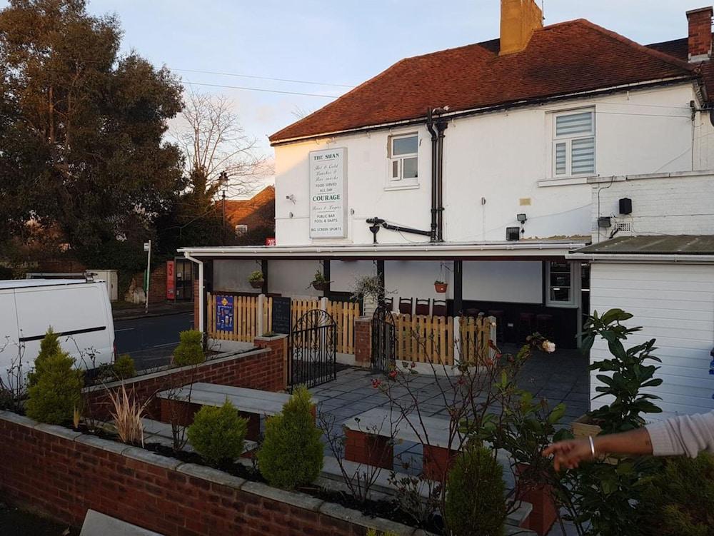 Swan Inn, Heathrow Airport Stanwell Dış mekan fotoğraf