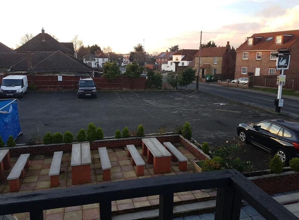 Swan Inn, Heathrow Airport Stanwell Dış mekan fotoğraf