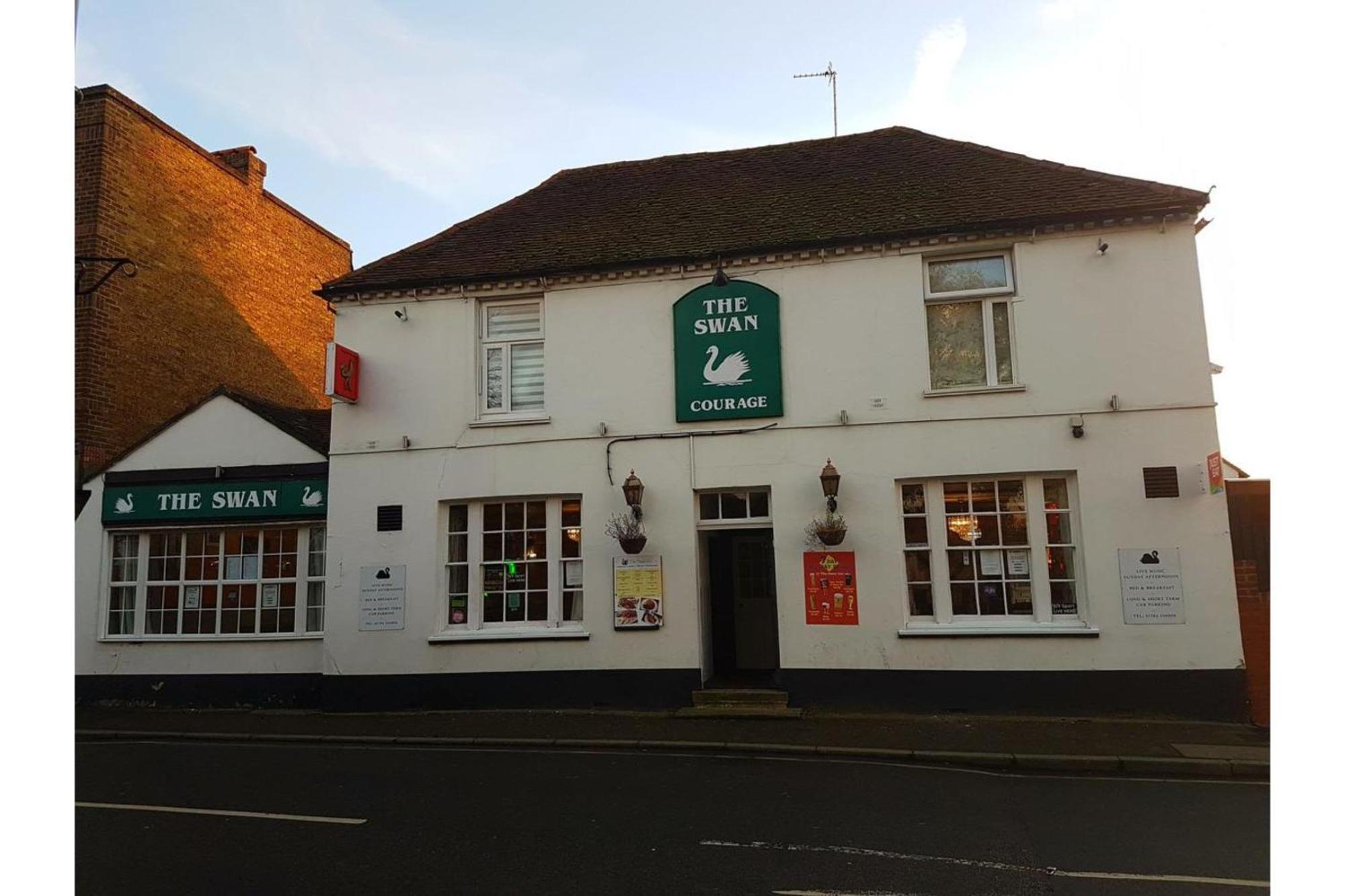 Swan Inn, Heathrow Airport Stanwell Dış mekan fotoğraf