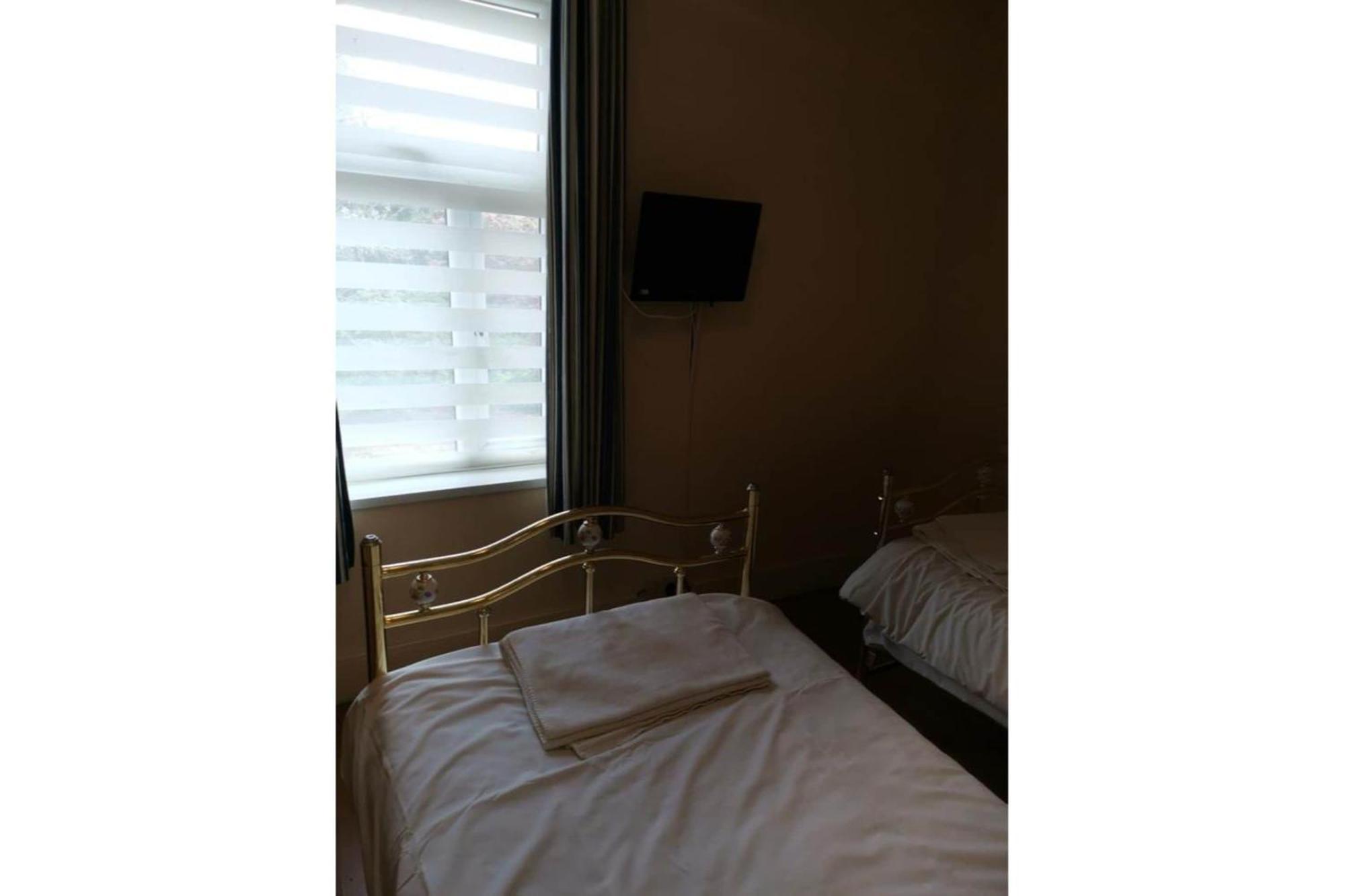 Swan Inn, Heathrow Airport Stanwell Dış mekan fotoğraf