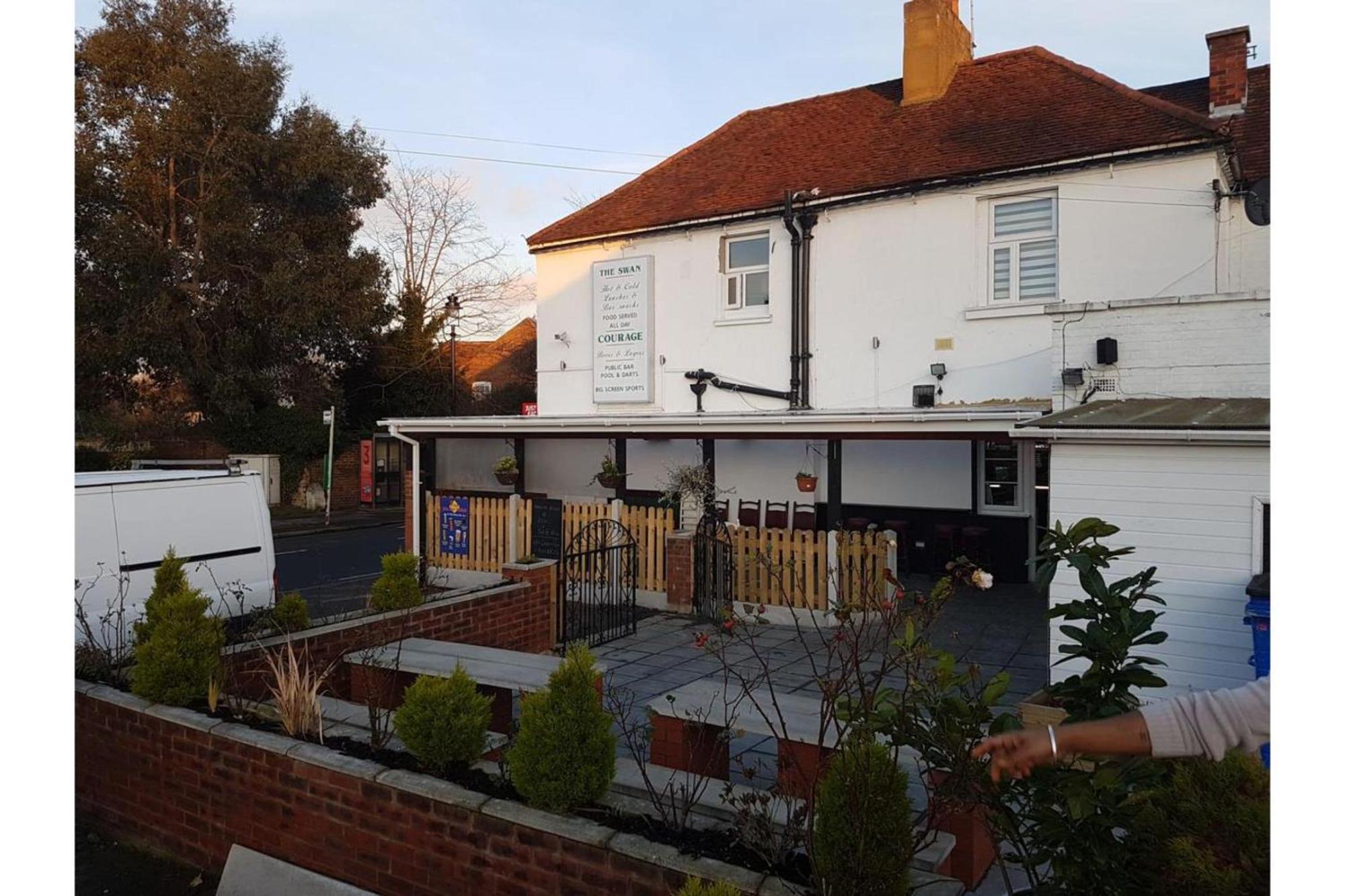 Swan Inn, Heathrow Airport Stanwell Dış mekan fotoğraf