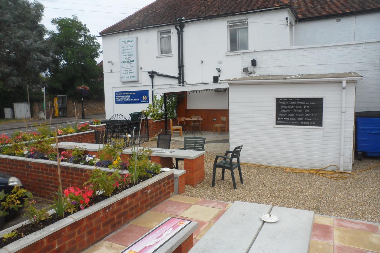 Swan Inn, Heathrow Airport Stanwell Dış mekan fotoğraf